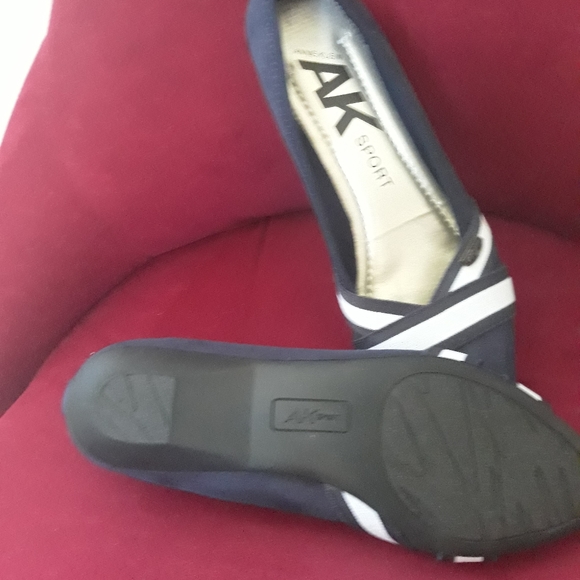 Shoes, and clothes. - Picture 8 of 12